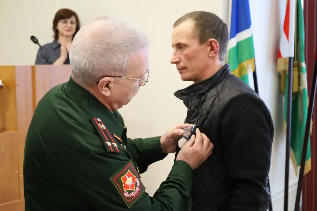 Сегодня вручили медаль «За отвагу» за проявленные мужество, отвагу и самоотверженность ...