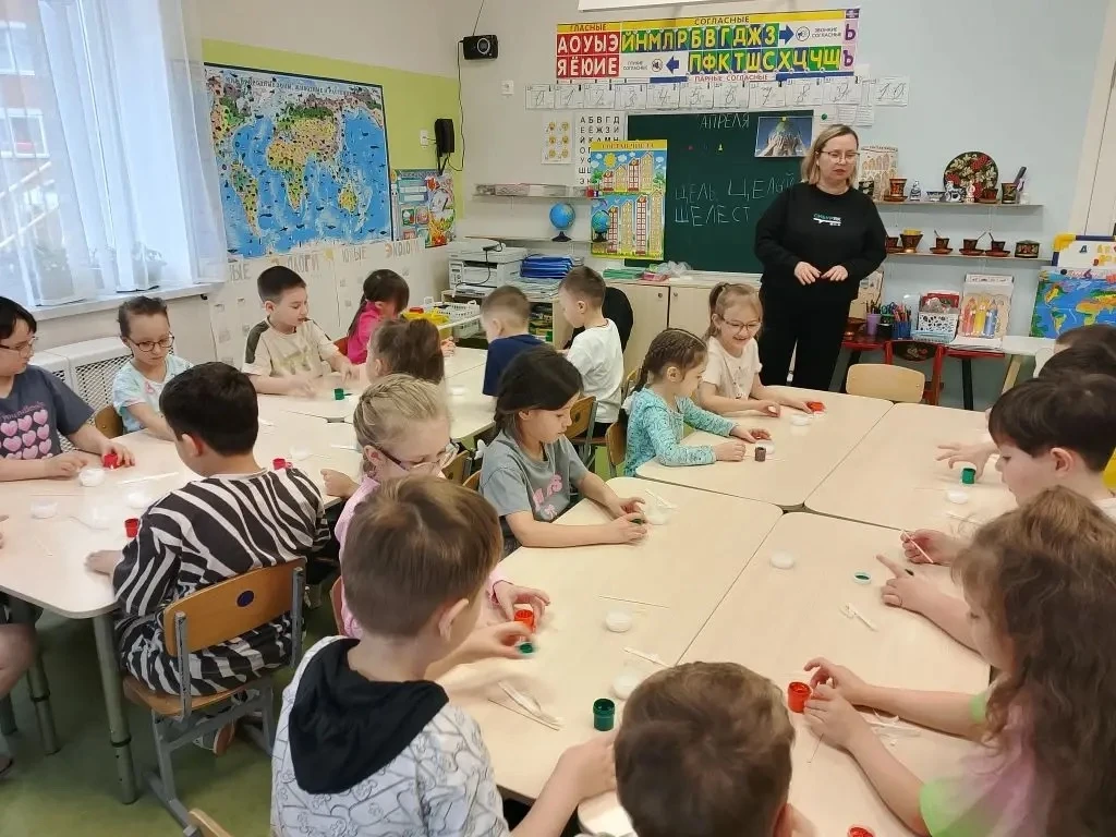 В гостях у подготовительной группы побывала представитель компании СИБУР. Для юных иссл...
