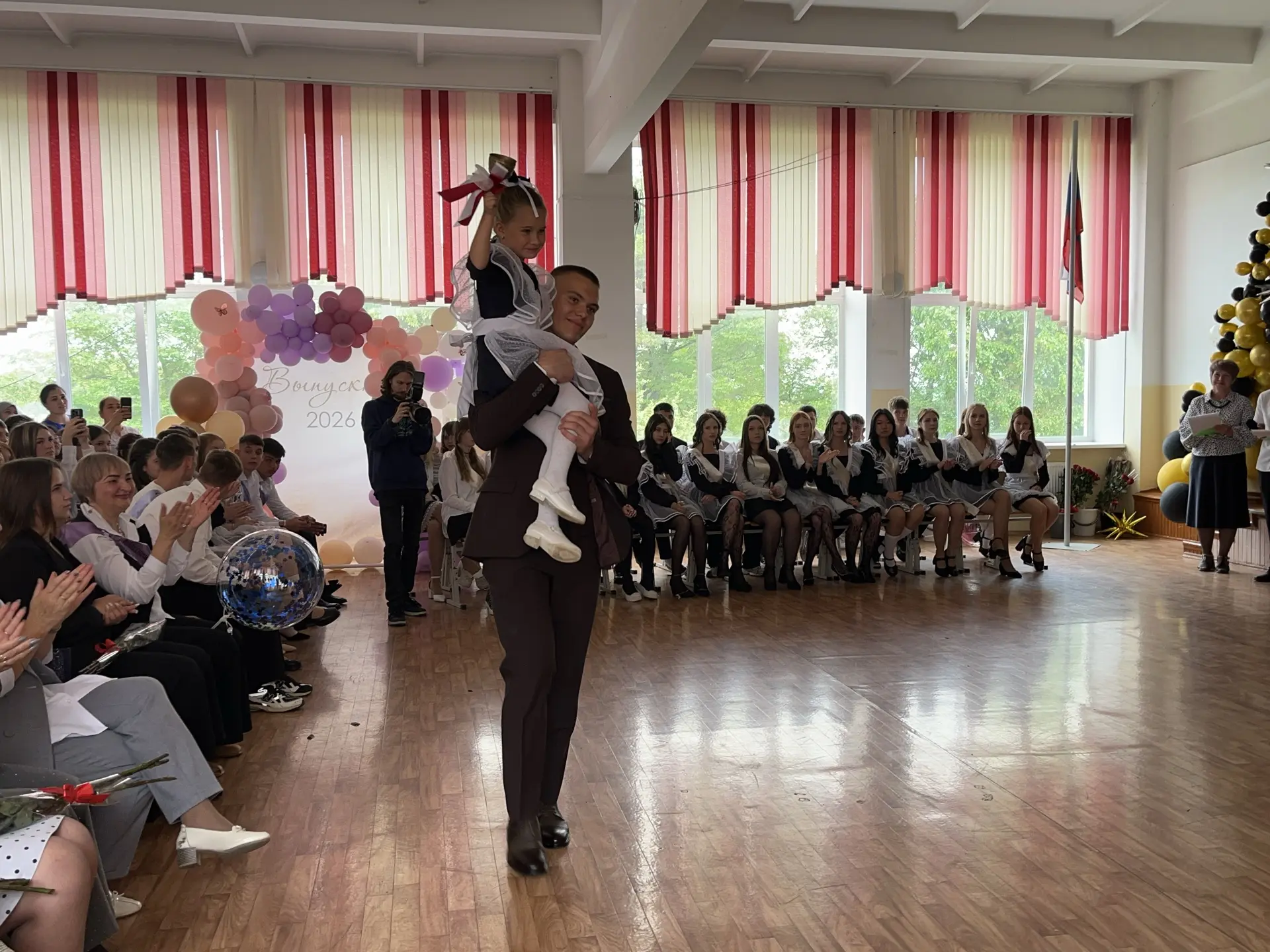 Последний звонок – 2026🎀
9-е и 11-е классы позади уроки. Впереди – экзамены и новая жизнь.