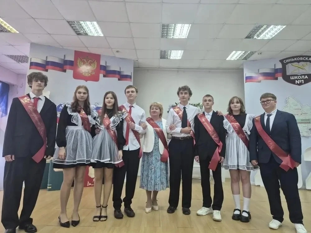 И вот они стоят у порога… Осталось совсем немного — сдать ЕГЭ! 🎓✨  Сегодня в последний раз прозвенел
