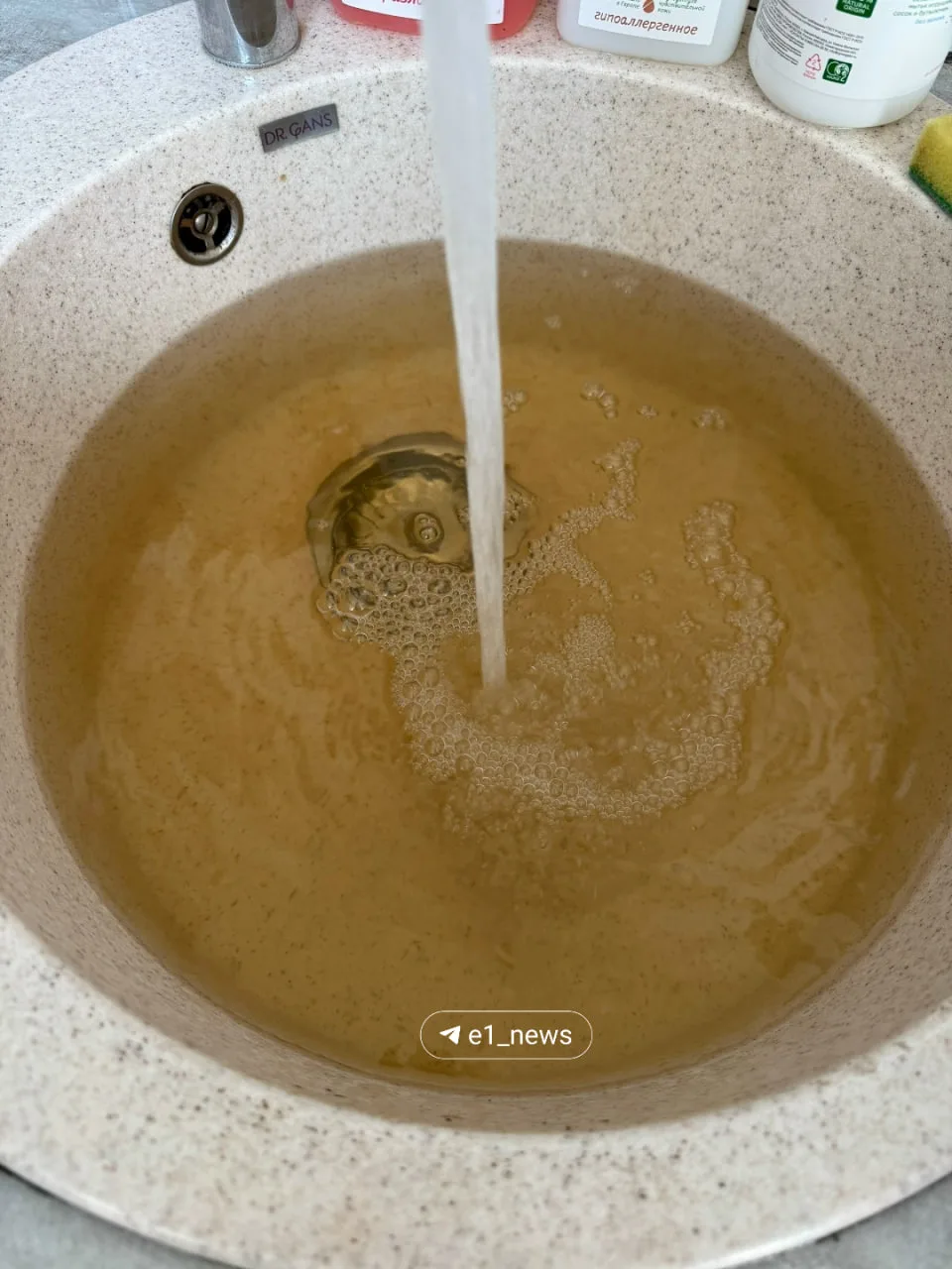 Екатеринбуржцы продолжают жаловаться на состояние воды.