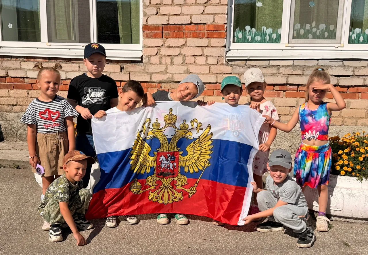 В нашем детском саду совместно с родителями прошла яркая акция  #ДеньФлагаРФ