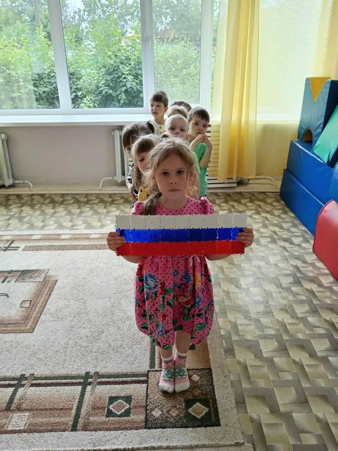 Сегодняшний день у «Фиксиков» и «Непосед» начался торжественно и гордо: под звуки главного гимна наш