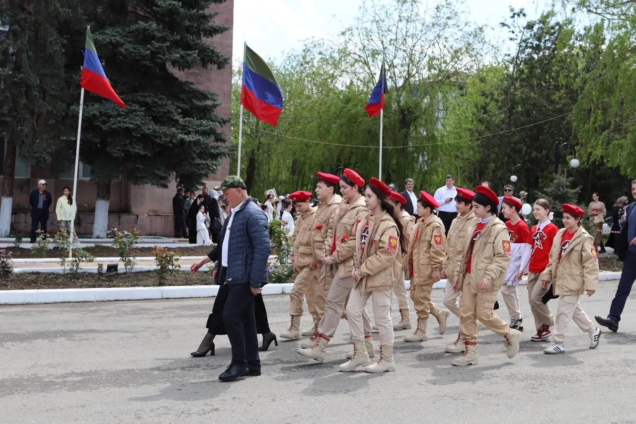 🎖 Большой фоторепортаж с торжественного митинга, прошедшего в Буйнакске в честь празднования 81-й го