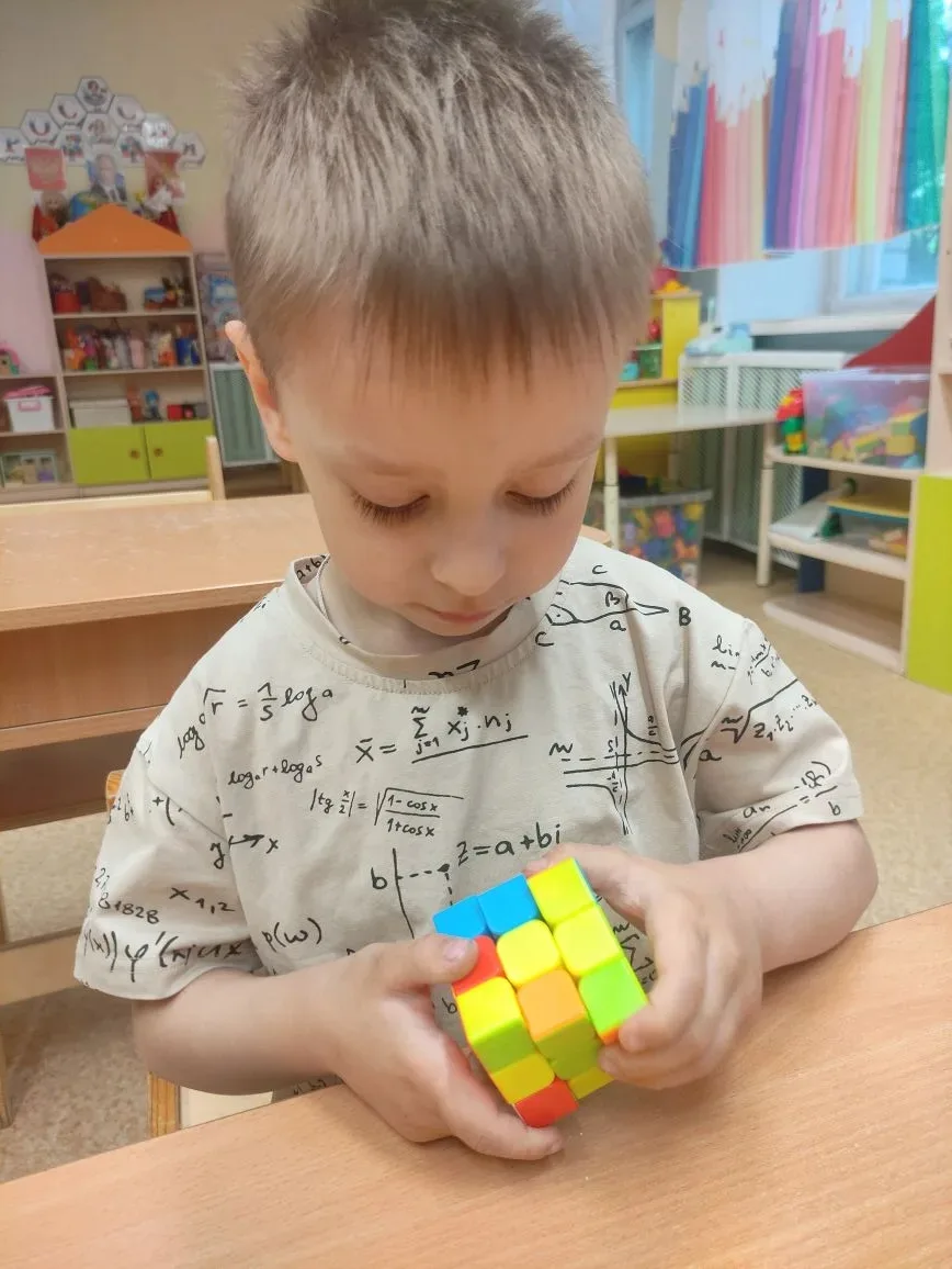 🧩 В нашем детском  саду — День кубика Рубика!

 Даже малыши знают: эта цветная головоломка — отличн