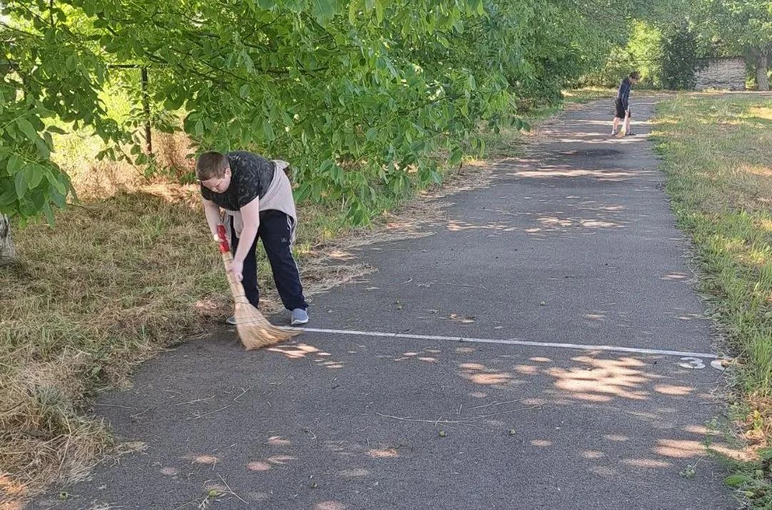Зелёные руки 5 «Б»: экологическая акция в действии

🧹🗑 Сегодня 5 «Б» класс принял участие в эколог
