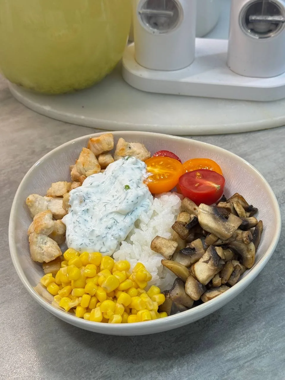 Боул с рисом
-рис
-жареное куриное филе 
-жареные грибы
-помидоры черри
-кукуруза 
-соус (греческий 