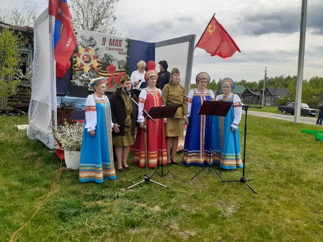 9 мая работники культуры и народный коллектив "Сударушка" Большеприклонского СДК провел...