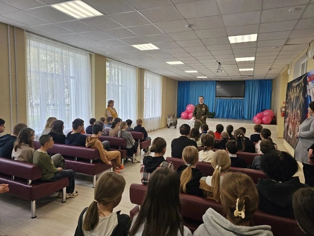 Сегодня, накануне праздника Великой Победы, у нас в школе побывали гости - воины 8ой  Гвардейской зе