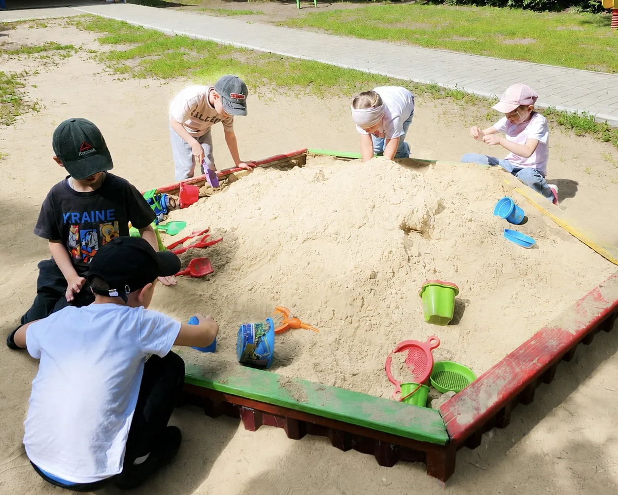 🏖️ Песок — один из самых любимых материалов у малышей: в него так здорово играть, лепить, рисовать 