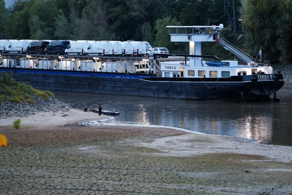 🇩🇪⚓⛴   Из-за низкого уровня Рейна грузовое судно село на мель в дюссельдорфском порту