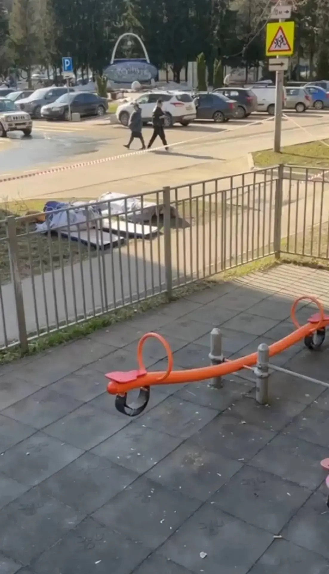 🤯Малыши пару часов смотрели на на тело умершего северокорейца на детской площадке в Тр...