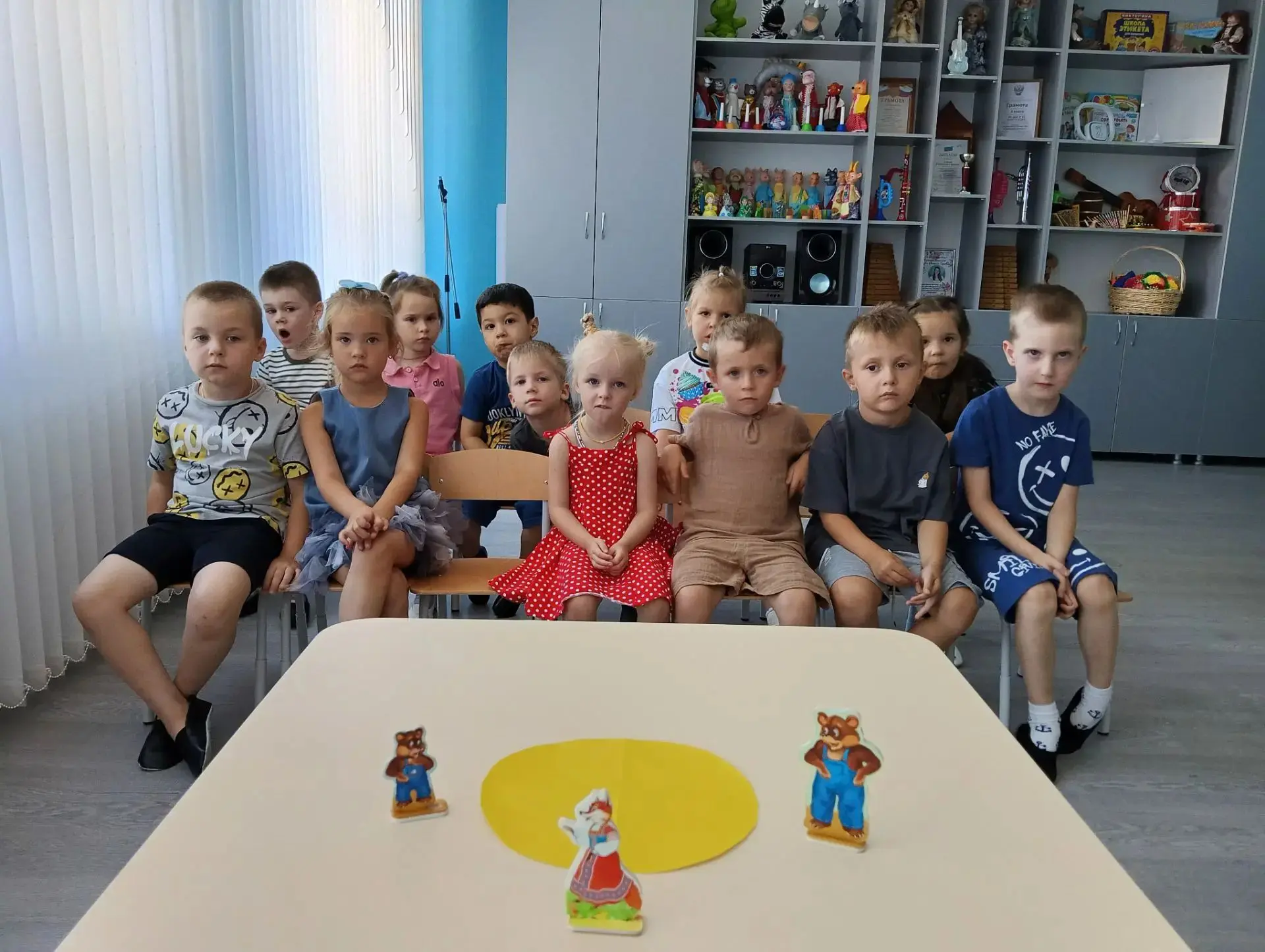 Кружок "Этикет" в группе "Непоседы". Чтение сказки: "Два жадных медвежонка". Знакомимся...