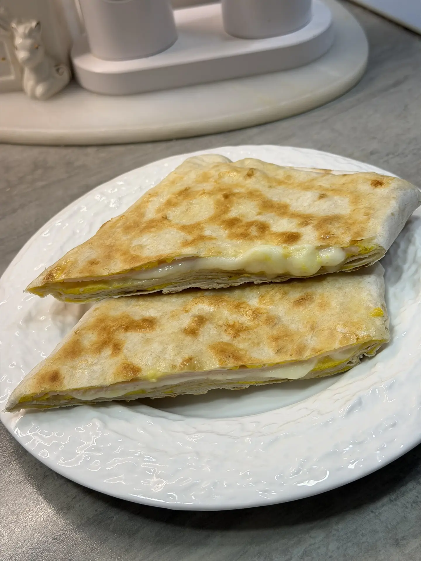 Конвертик из лаваша с сыром и ветчиной
