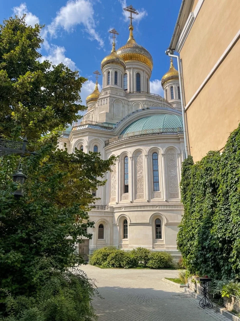 Я не могу не верить в Бога, Ведь он мне дарит чудеса… Когда в холмах моя дорога, Когда в слезах мои 