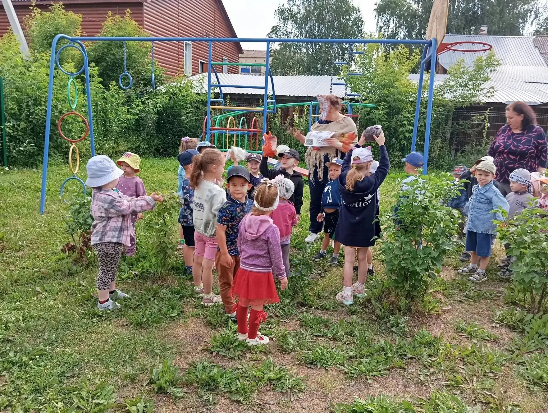 "На поиски клада'! под таким девизом ребята из средней и младшей групп отправились на прогулку. Едва