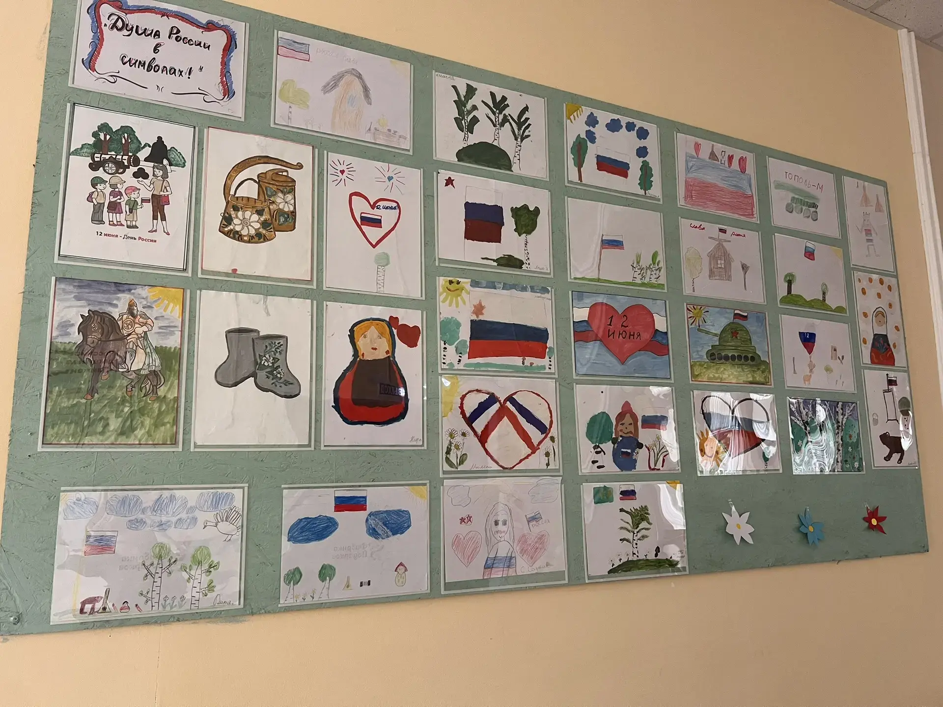 Тамбовский СДК расцвел красками патриотизма ✨

На днях в Тамбовском СДК прошла выставка изобразитель