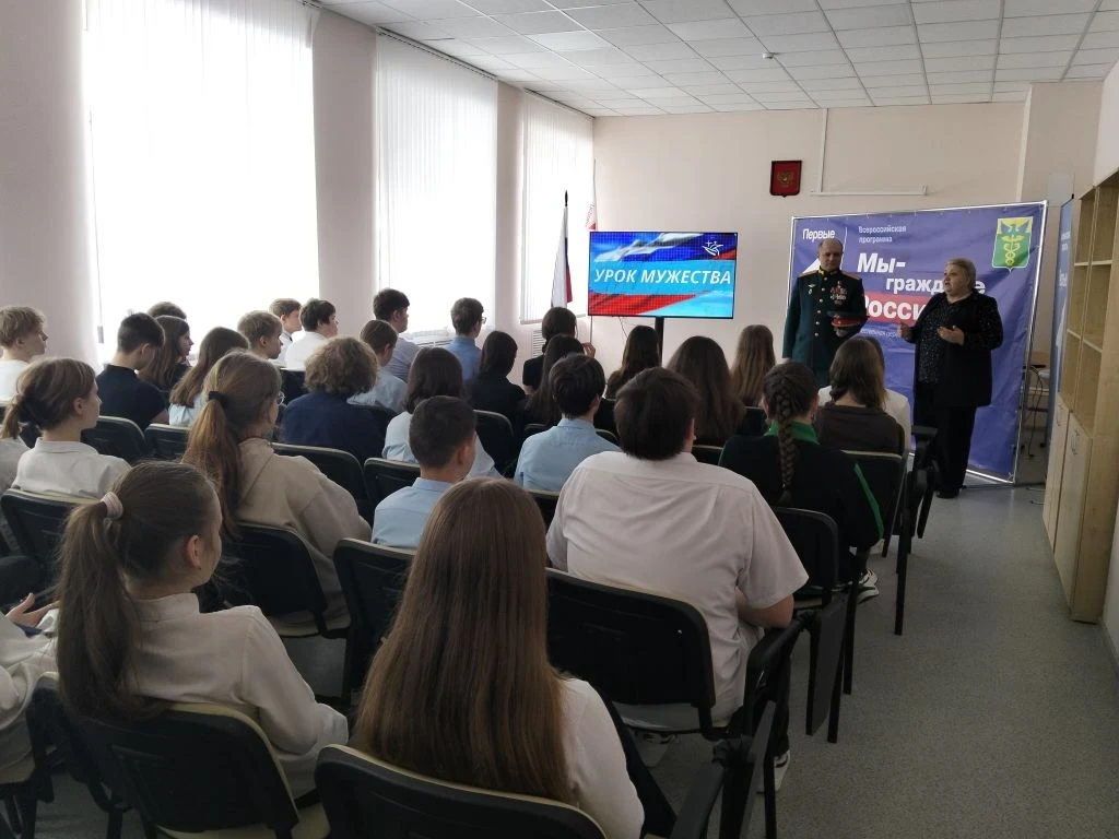 3 марта у нас в школе был почётный гость. Старшеклассники смогли лично пообщаться с нашим земляком, 