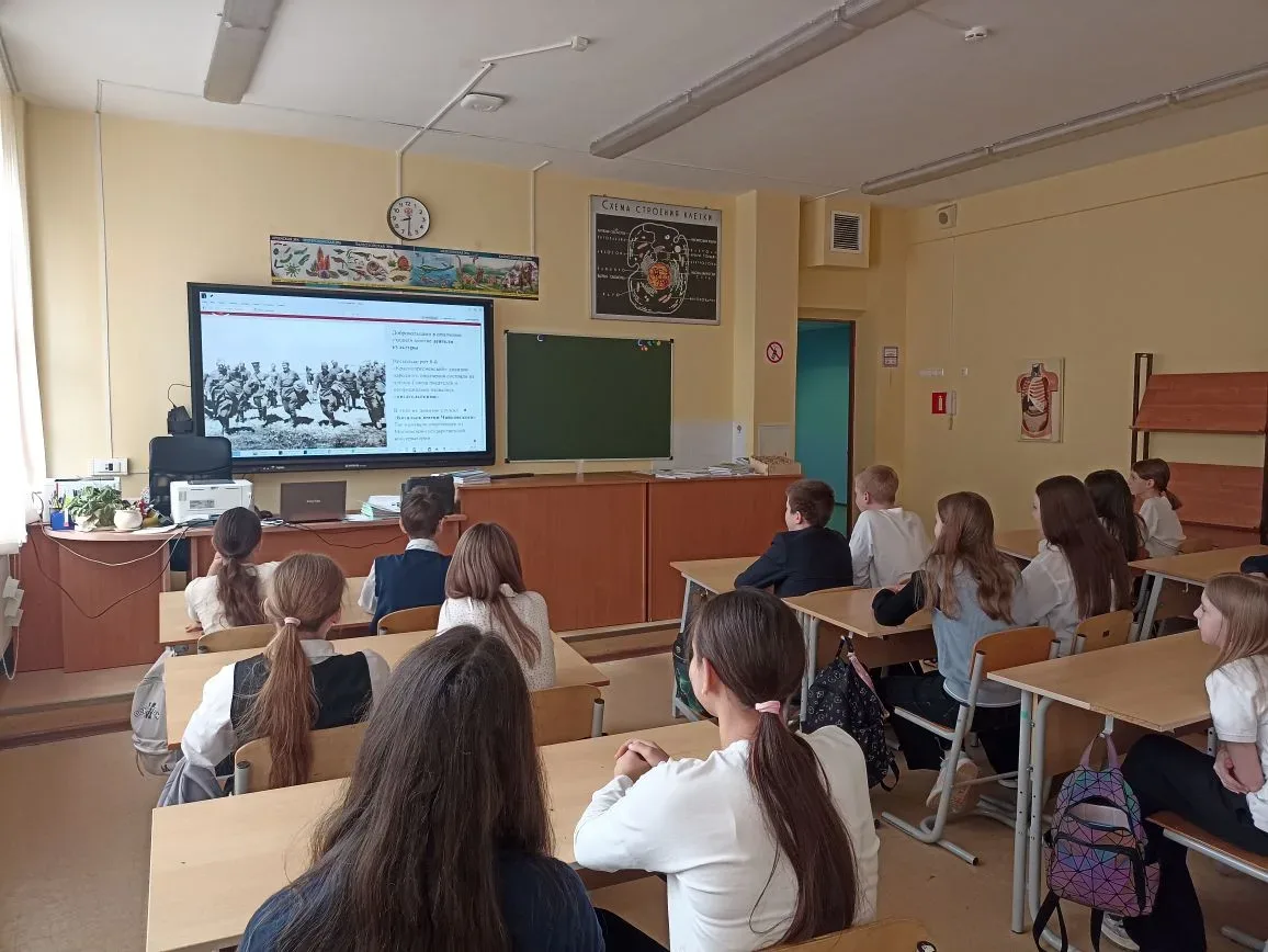 💫 Урок мужества: чему учит нас история?  🪖 Сегодня, 8 мая 2026 года, тысячи московских школьников и 