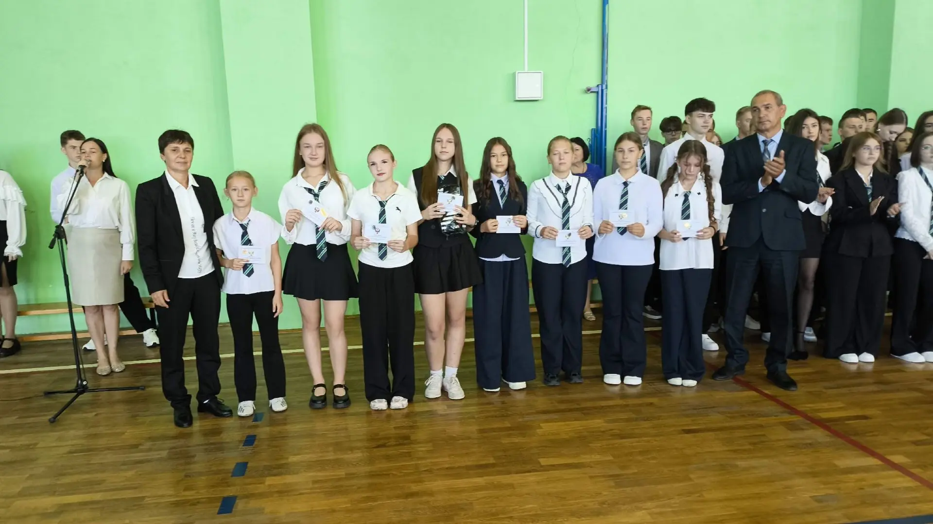 📆🇷🇺Старт дан! Общешкольная линейка в Бутурлиновской средней общеобразовательной школ...