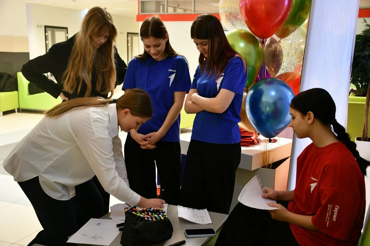 📍7 февраля наша любимая школа № 103 отметила свой восьмой День рождения!  В честь этого события акти
