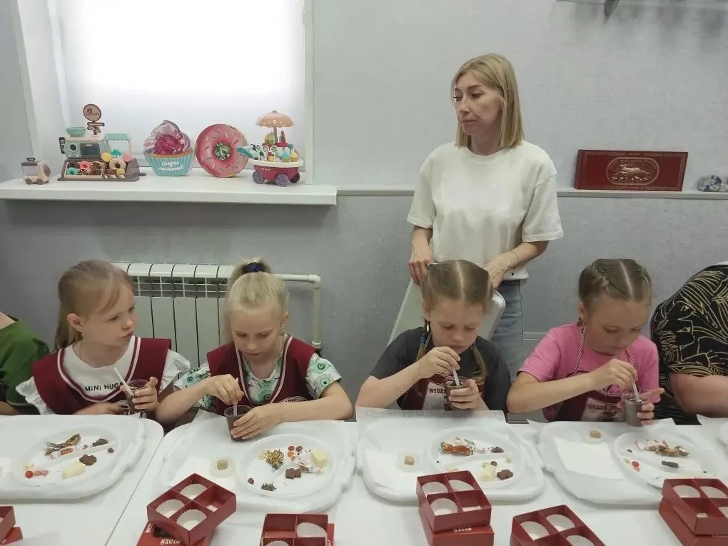 🍫✨ 23 мая ученики 1 «Б» класса посетили музей шоколада «ТАКФ»! Это было настоящее сладкое путешестви