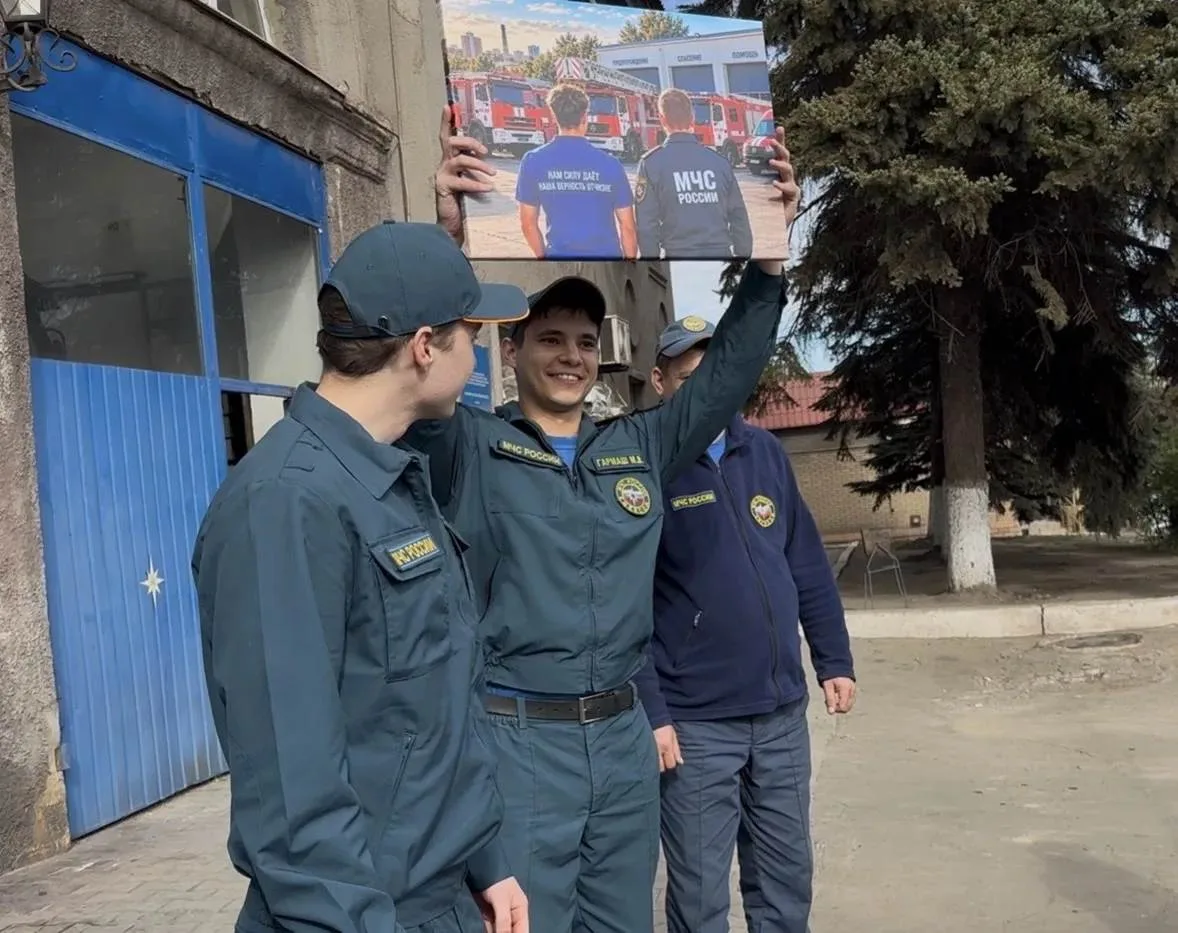 👉Молодёжь Енакиево поздравила сотрудников МЧС с Днём гражданской обороны России!