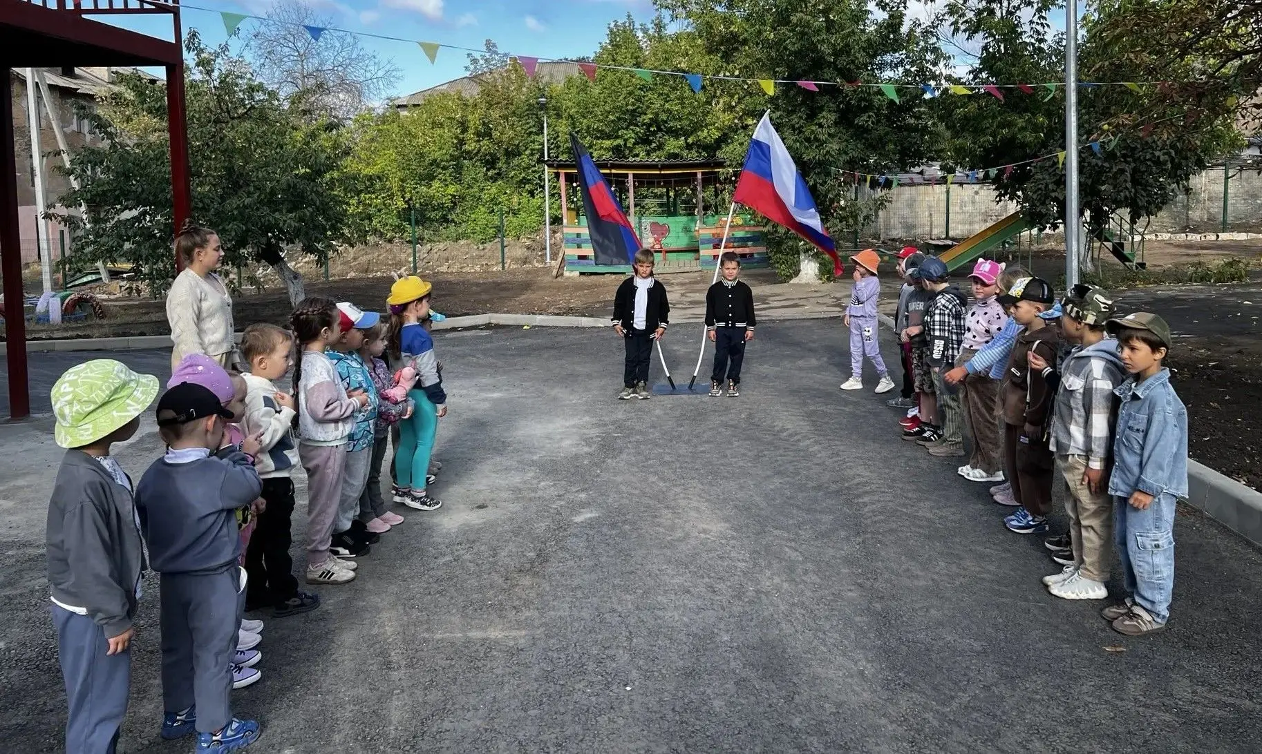 🇷🇺 Понедельник начинается с гордости! 🇷🇺     В нашем детском саду ГБДОУ «ДЕТСКИЙ СА...