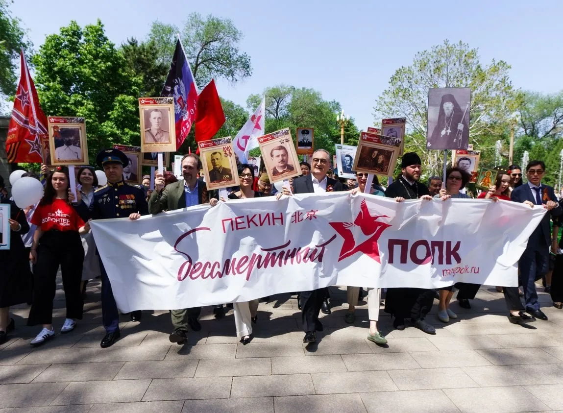 Шествие «Бессмертный полк» прошло 9 мая в Пекине   Акция состоялась на территории Посольства России.