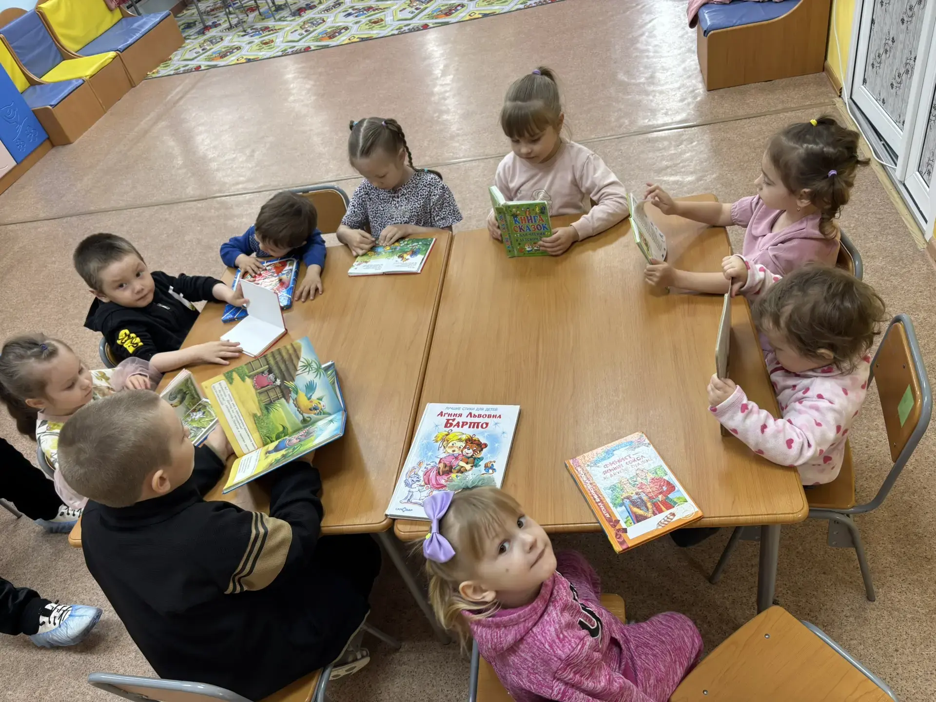 В нашем МБДОУ «Детский сад № 12» с. Тахта прошло занятие на тему «Книжки-малышки». Дети внимательно 
