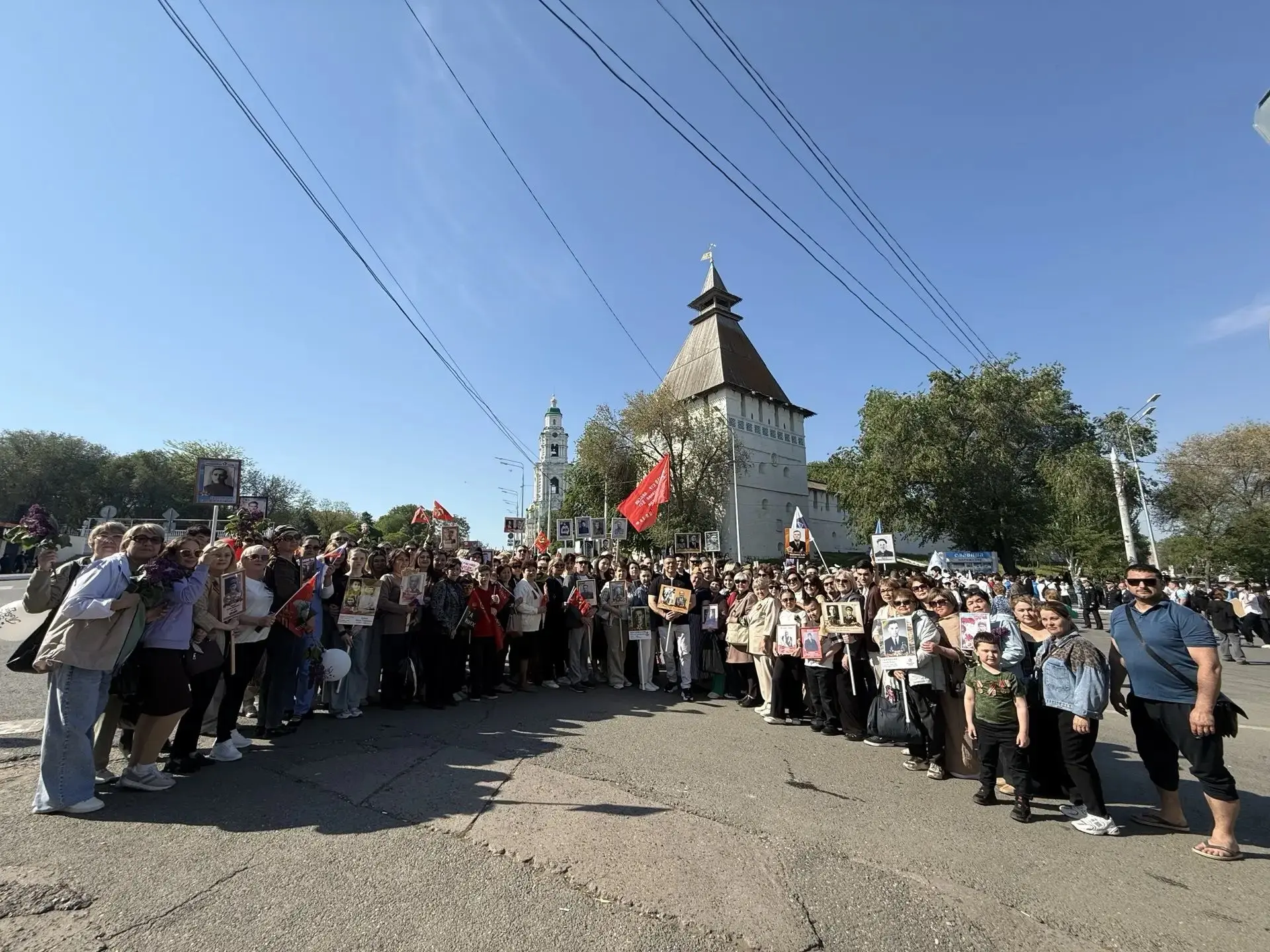 9 мая 2026 года в Астрахани на площади Ленина прошла акция «Бессмертный полк», в которо...