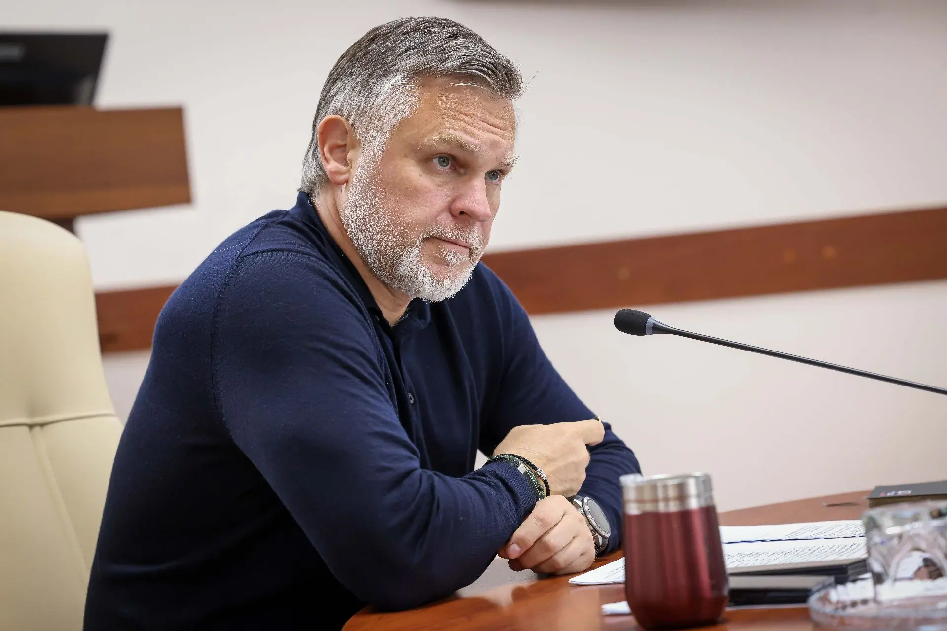 Провел заседание межведомственной рабочей группы по стабилизации топливообеспечения.