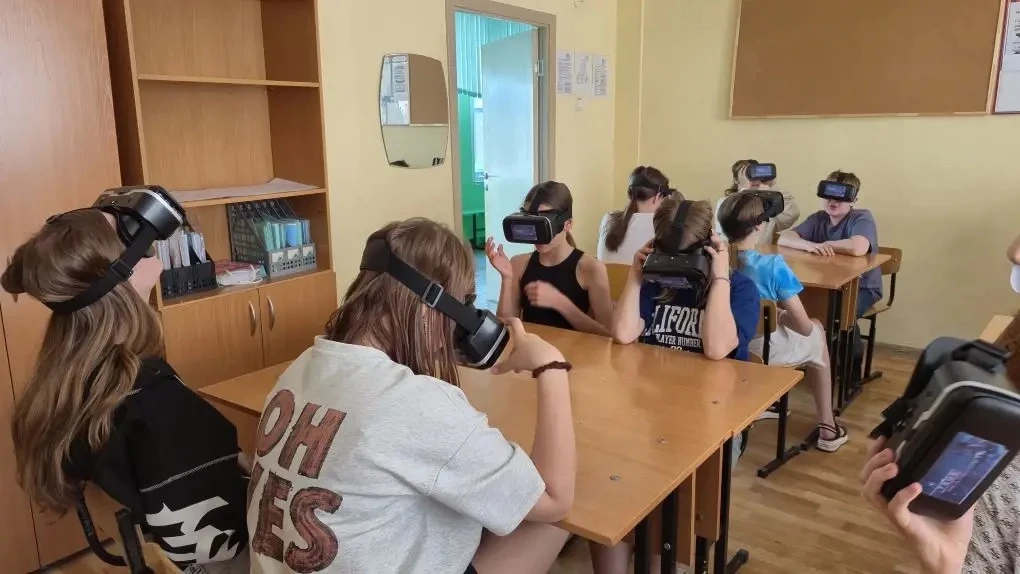 🎬 Кинопоказ в VR-очках в пришкольном лагере! 👾