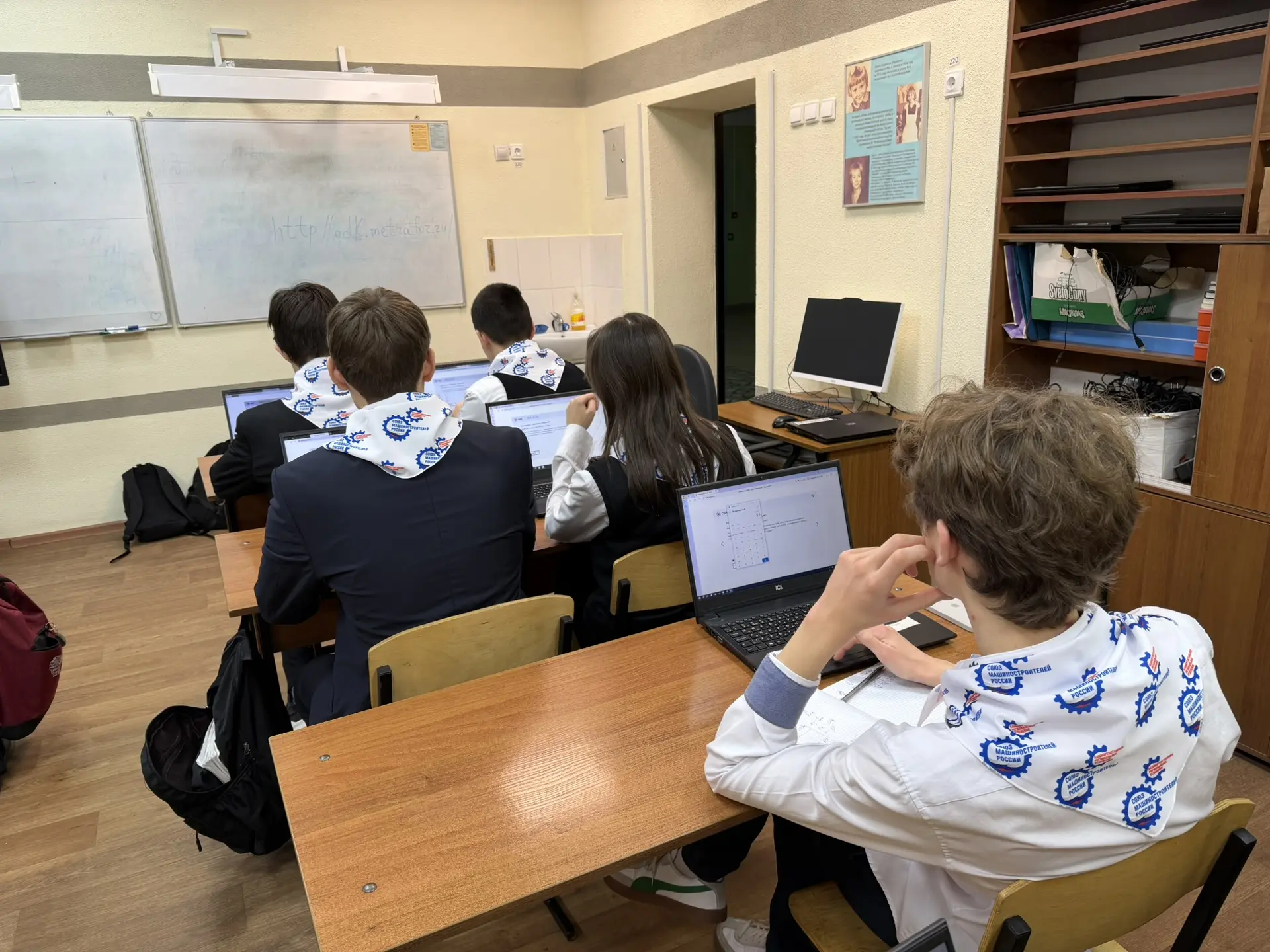 Сегодня учащиеся 8а, 10а и 11а приняли участие в онлайн чемпионате по физике «Построй карьеру в ОДК-