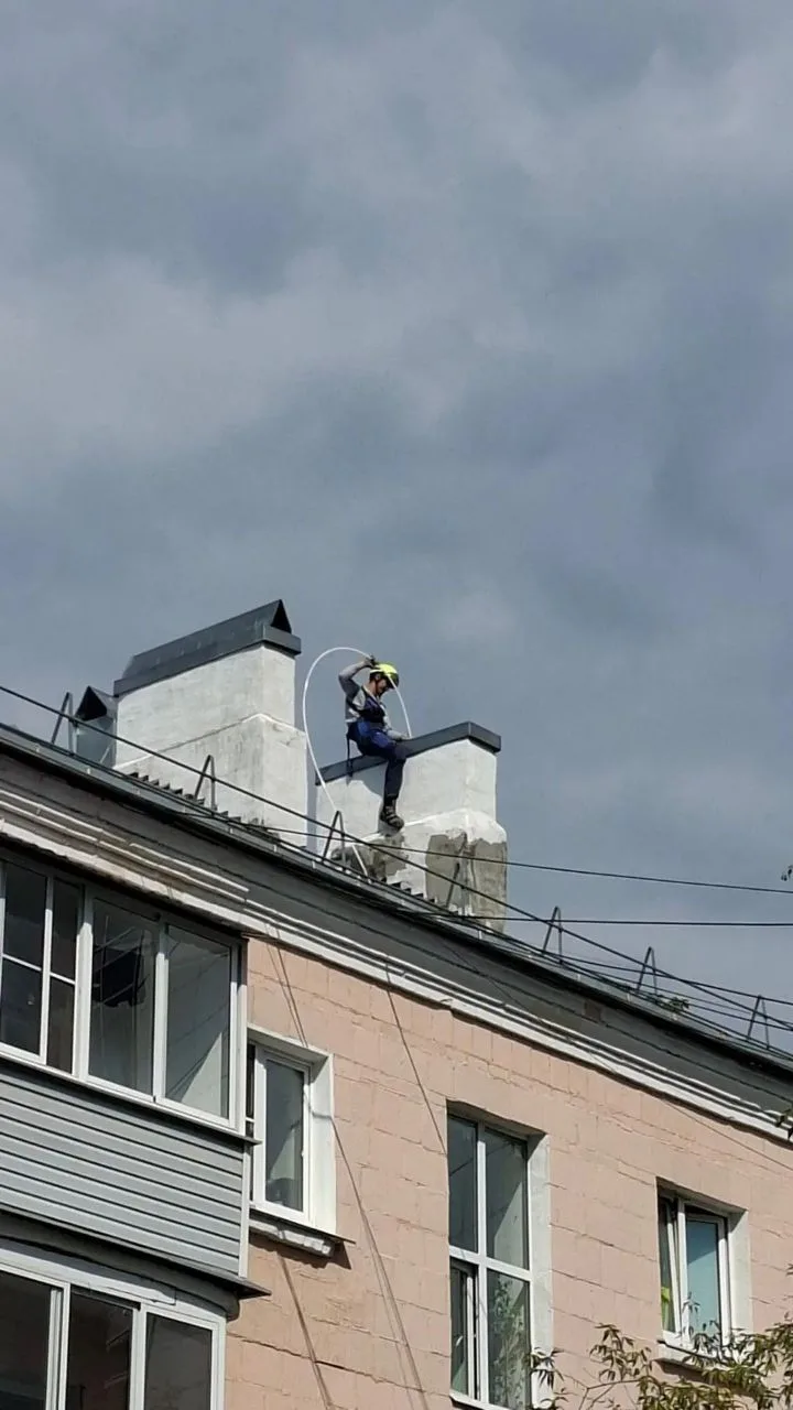 Наши сотрудники проводят плановую прочистку дымоходов в домах 2 и 4 по Советскому просп...