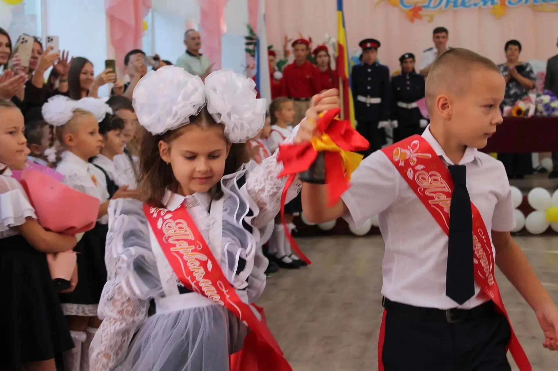🎉 Сегодня по всей стране звенят первые звонки, а школьные дворы наполняются радостным ...