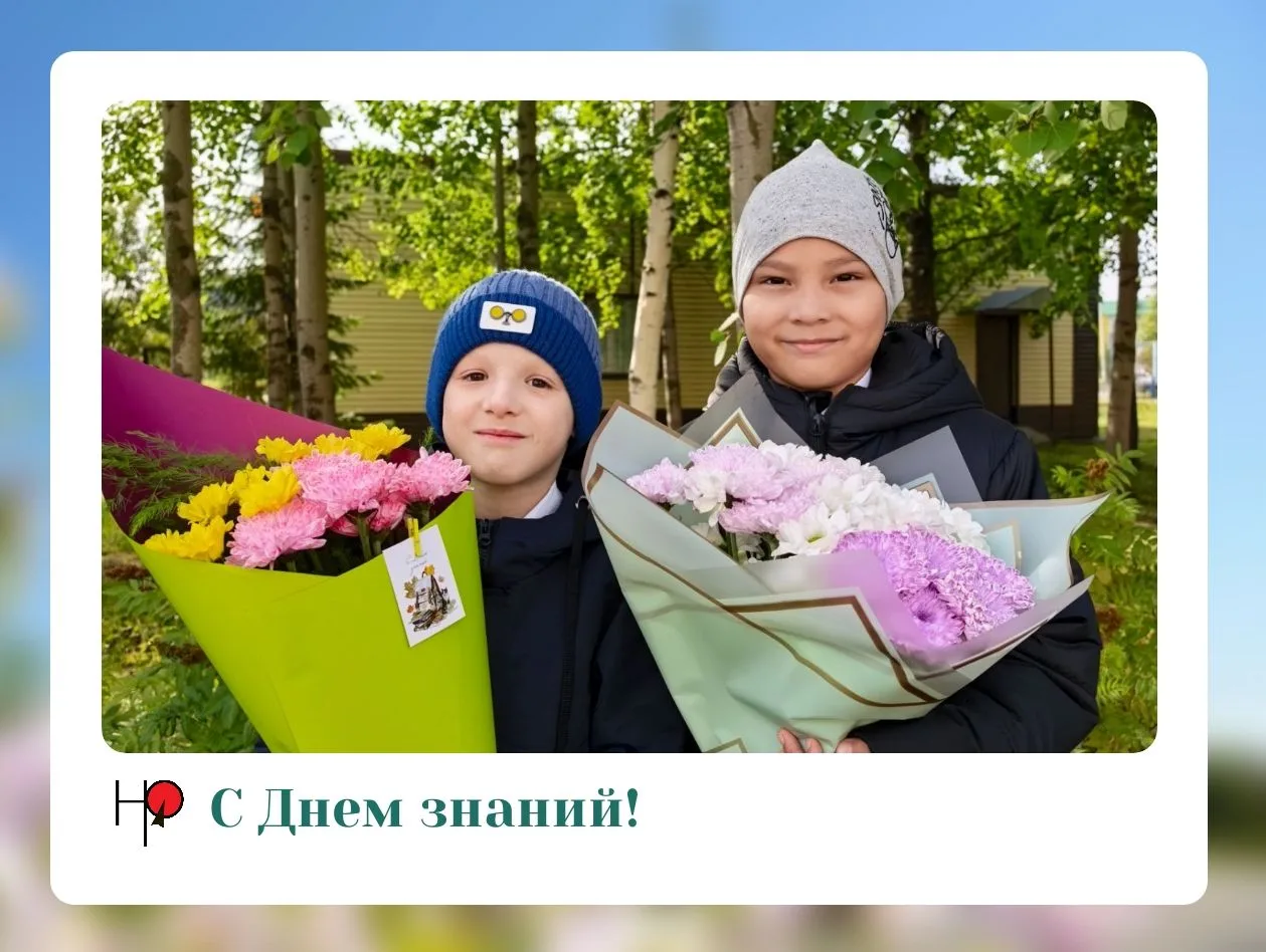 Взволнованные первоклашки, серьезные старшеклассники, полные гордости взгляды родителей...