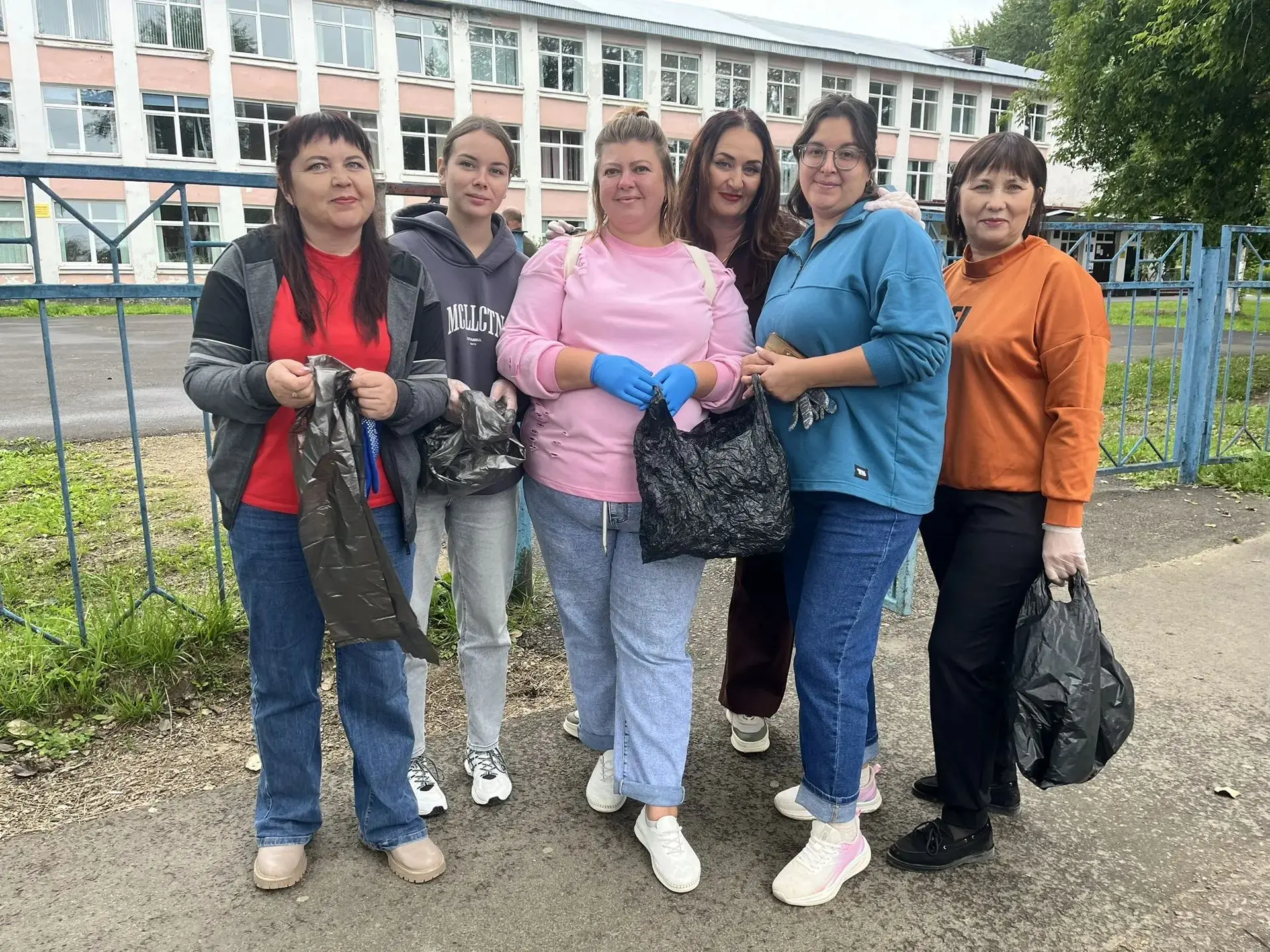 И не просто поработать, а побыть вместе, пообщаться и сделать территорию чуточку уютнее...