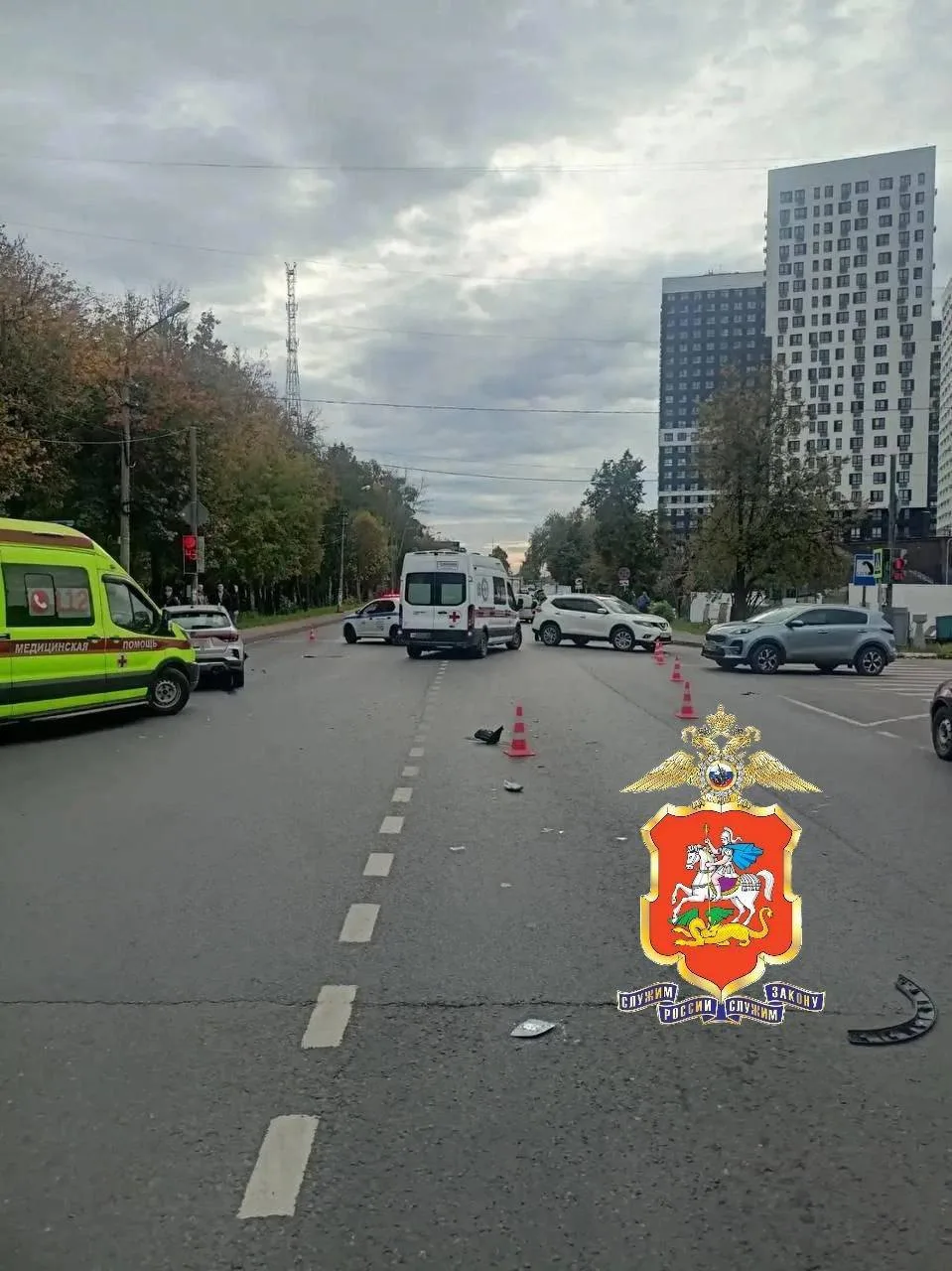 В Пушкино автомобиль сбил двоих 14-летних подростков на электросамокате.