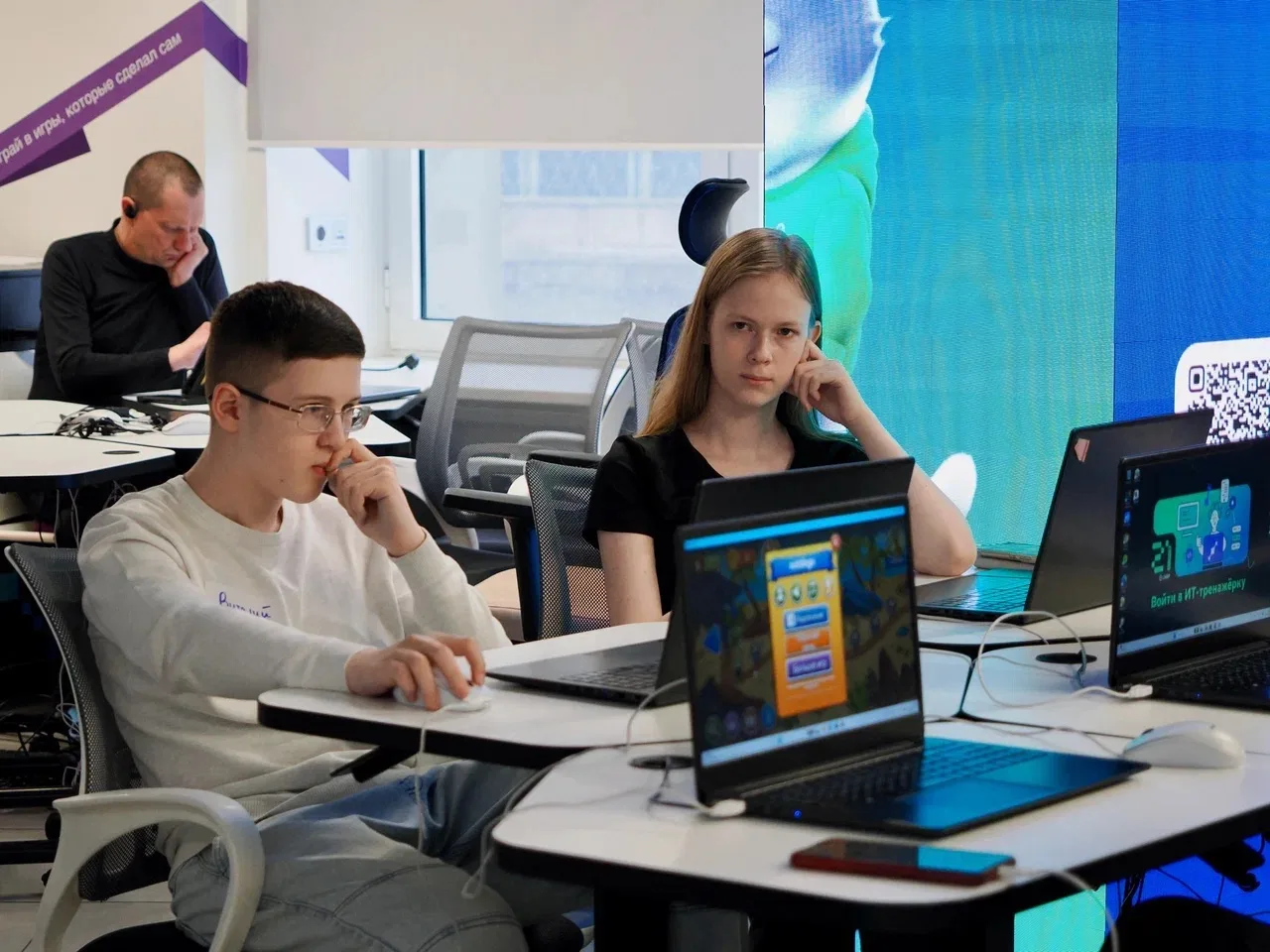 ОХОТНИКИ ЗА БАГАМИ 🧑‍💻На этой неделе ученики 8-го и 9-го классов, участники городского проекта  «ИТ-