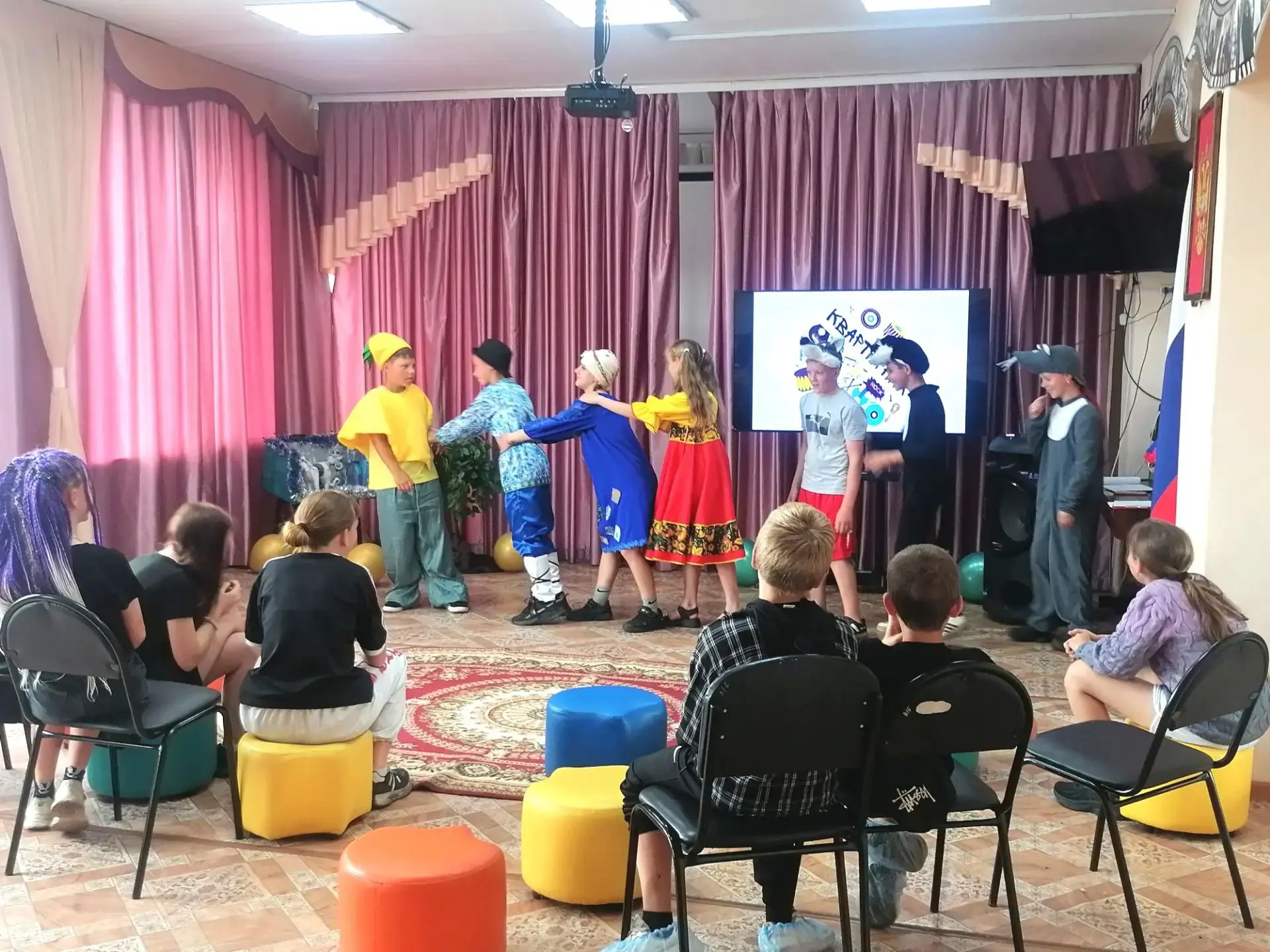 Театральный квартирник 🎭 

   16 июня в рамках городского проекта «Место встречи» стены школы-интер