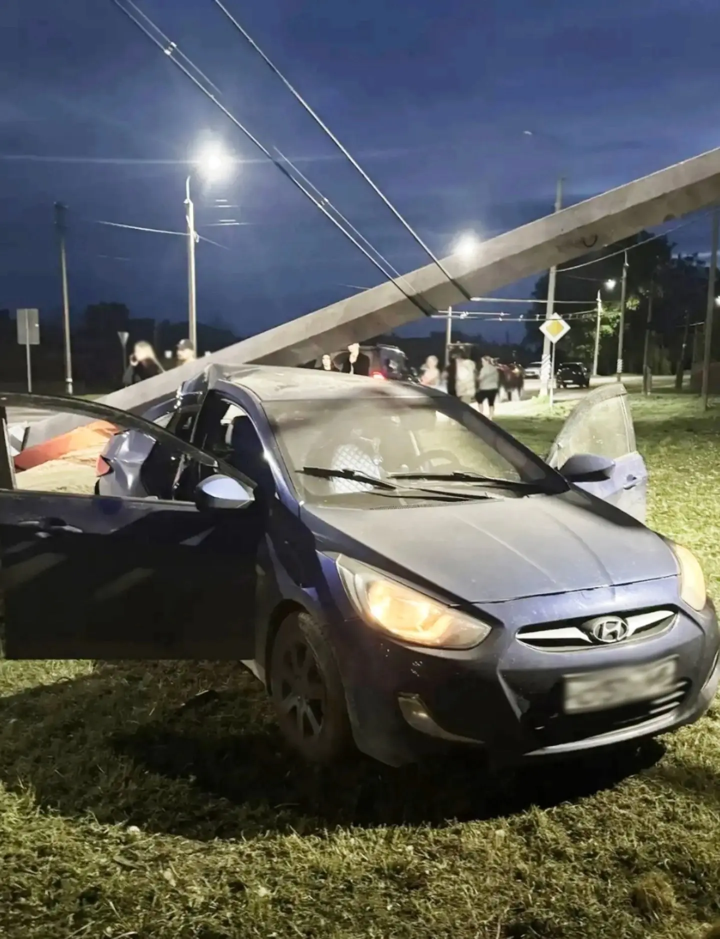 ‼️Без прав и с последствиями: водитель Hyundai Solaris столкнулся с опорой ЛЭП  14 мая, около 20:30,