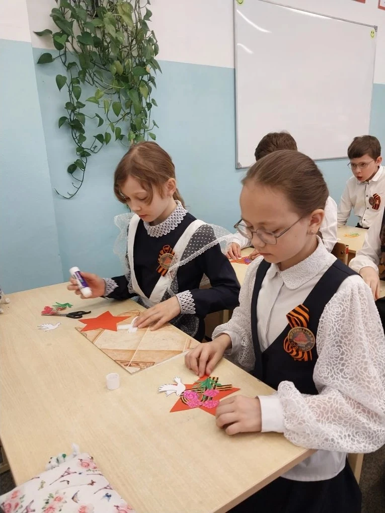 В нашей гимназии с теплотой и уважением прошла акция «Открытка Ветерану» ✨  Ребята своими руками ста