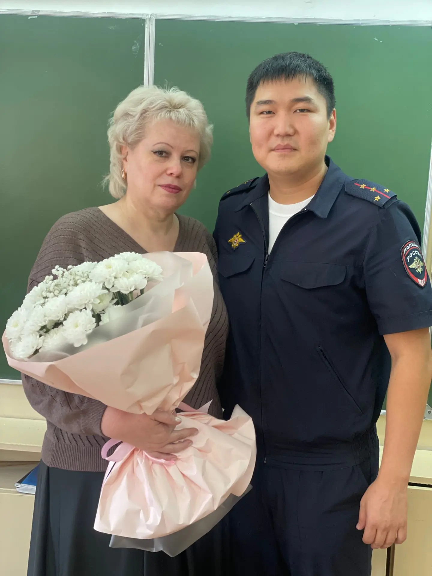 С профессиональным праздником свою учительницу поздравляет сотрудник МВД по Республике ...