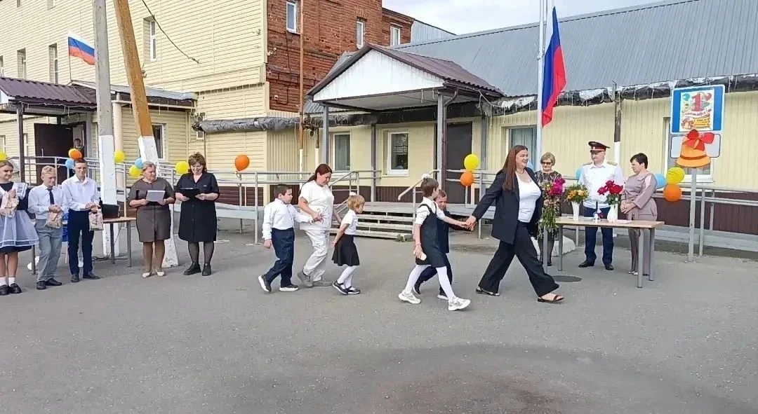 🔵 В День знаний руководитель Каменского межрайонного следственного отдела посетил подш...