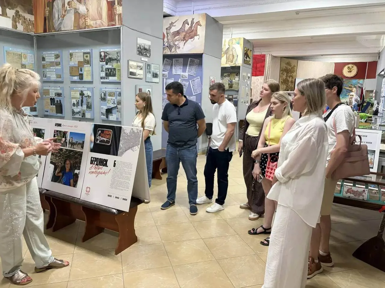 Выставка ко Дню России открылась в Бердянском краеведческом музее
В Бердянском краеведческом музее к