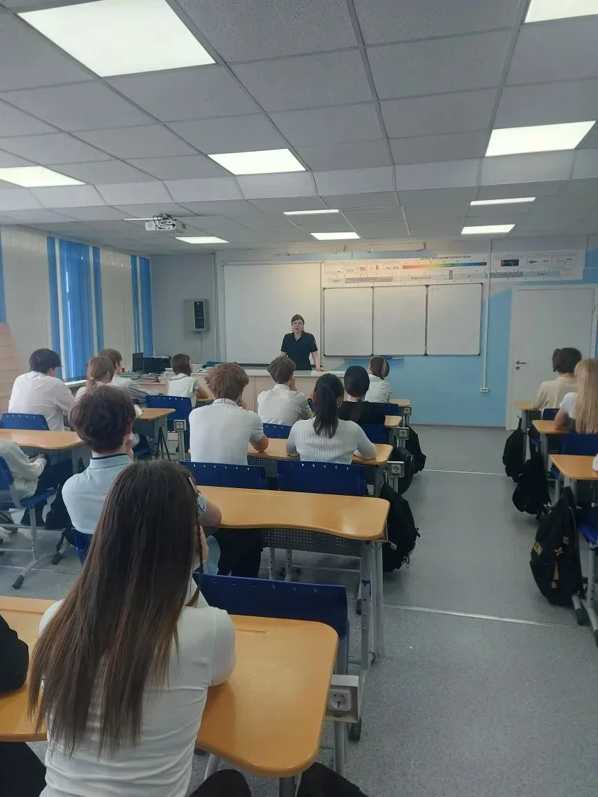 Сегодня в гостях у ребят 8в и 7в классов была старший инспектор ПДН Светлана Евгеньевна Поселянова. 