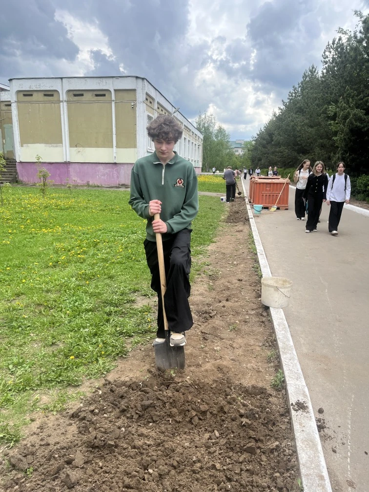 👉Акция "Зеленая весна" затронула всех учащихся нашей школы.  ✅Ребята привели в порядок клумбы, подго