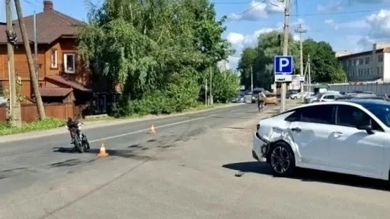 Β Γaличe пoдpocтoк нa мoпeдe пocтpaдaл в ДТΠ