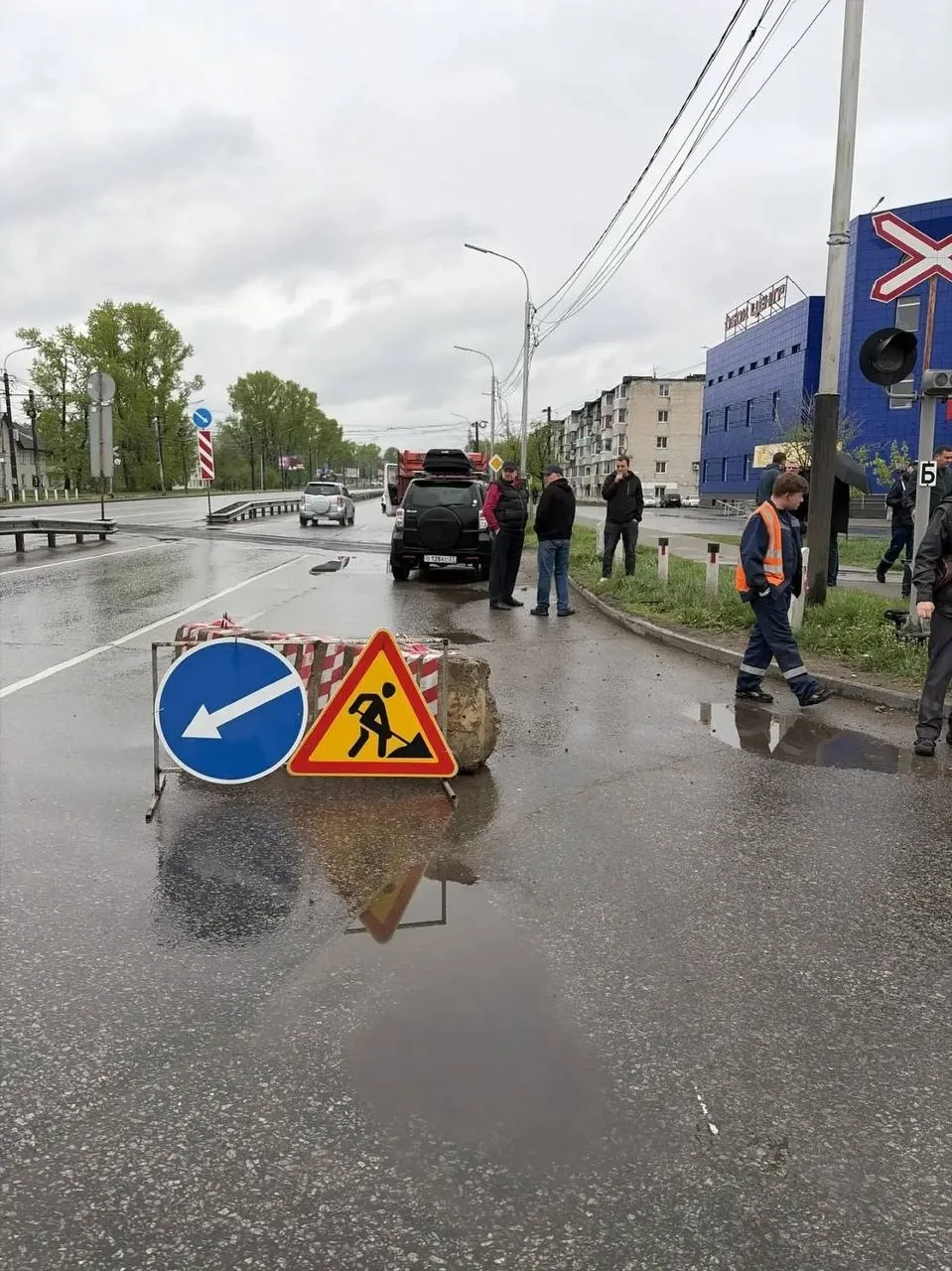 На Краснореченской ограничили движение из-за провала ливневки  Аварийный провал ливневой канализации